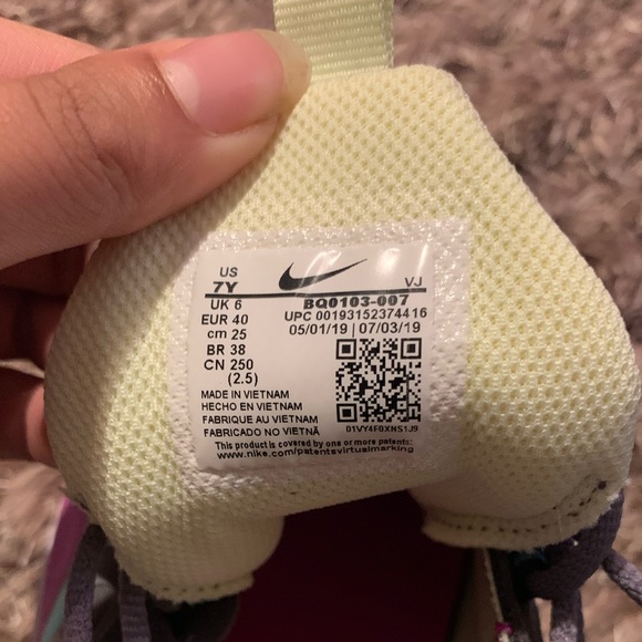 Nike Air270 React Shoes - Picture 5 of 7